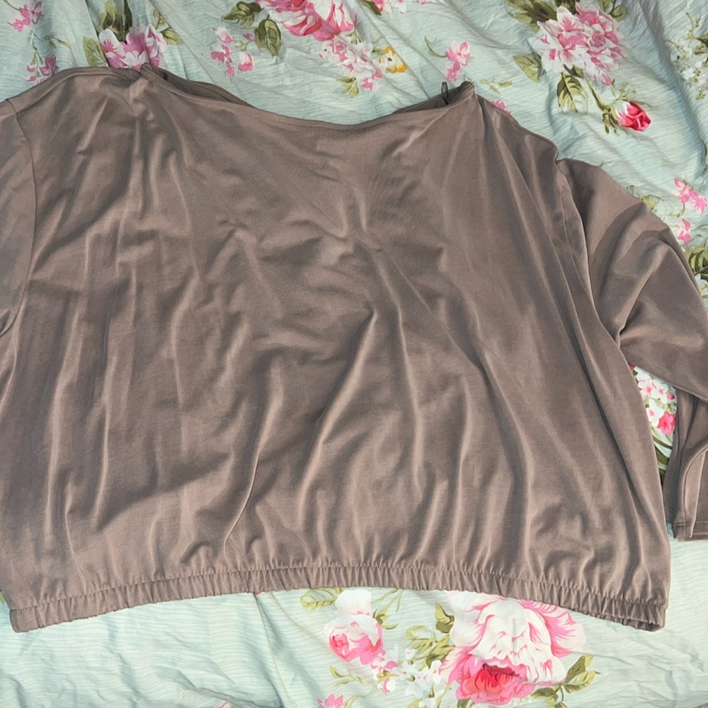LIKE NEW OFF SHOULDER EXPRESS BLOUSE